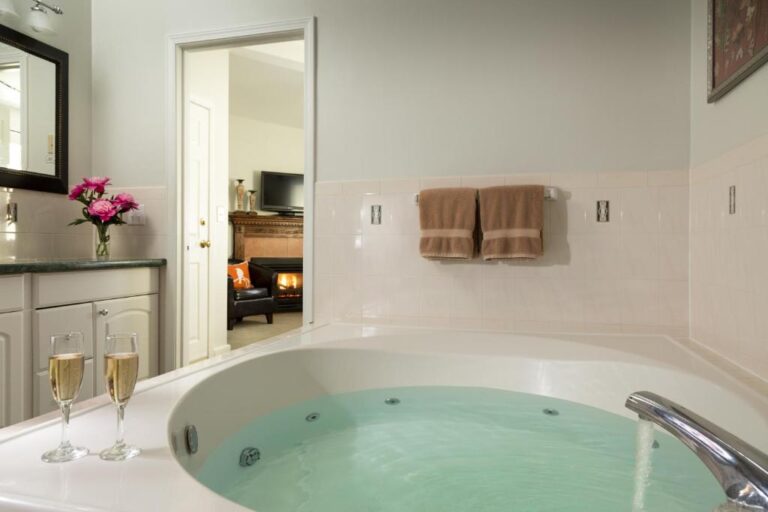 romantic hotel for couples with hot tub in room in rhode island 2