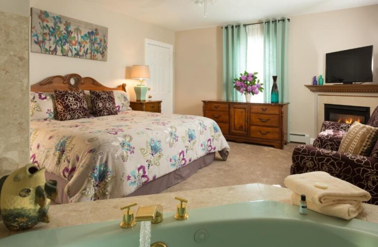 romantic hotel for couples with hot tub in room in rhode island