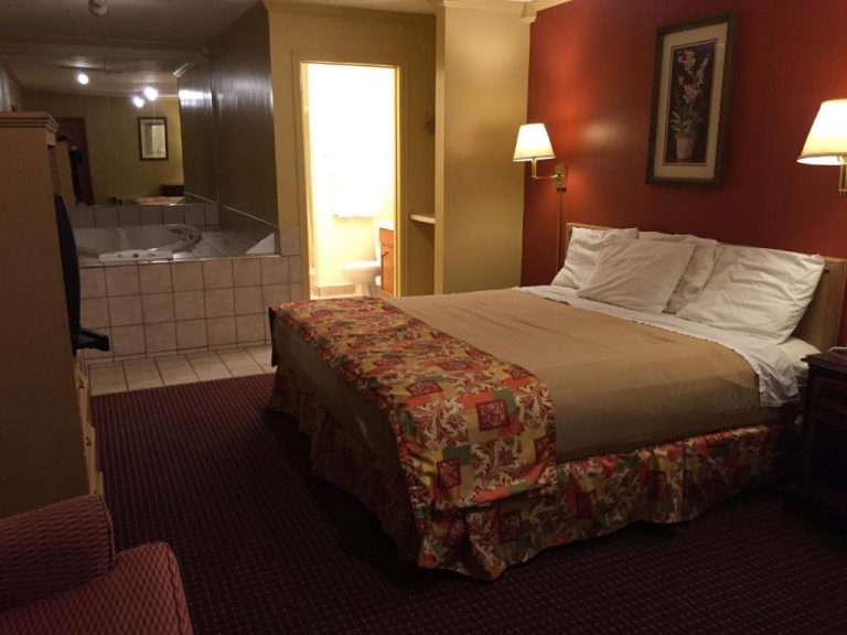 romantic hotel with hot tub in Kentucky 2