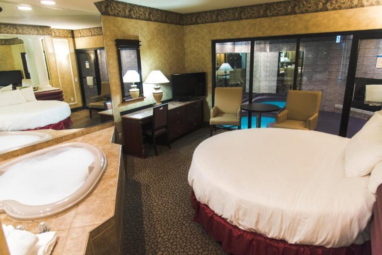 romantic hotel with in-room hot tub in Mount Pocono