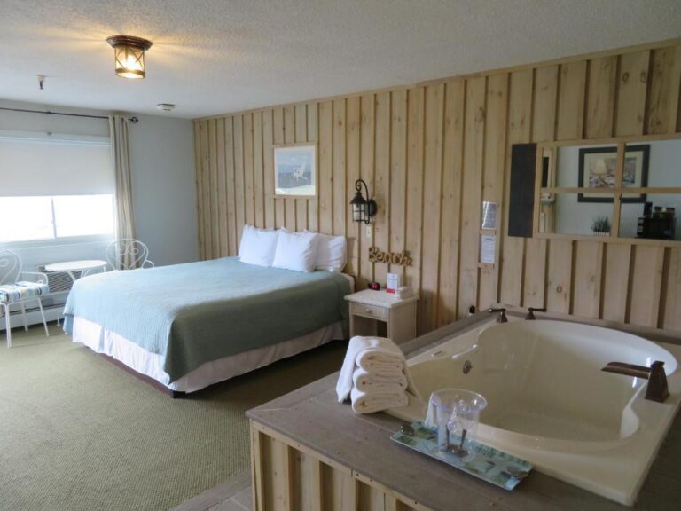 romantic hotels in Maine with hot tub