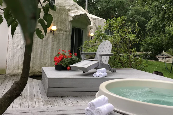 romantic rental in Connecticut with hot tub