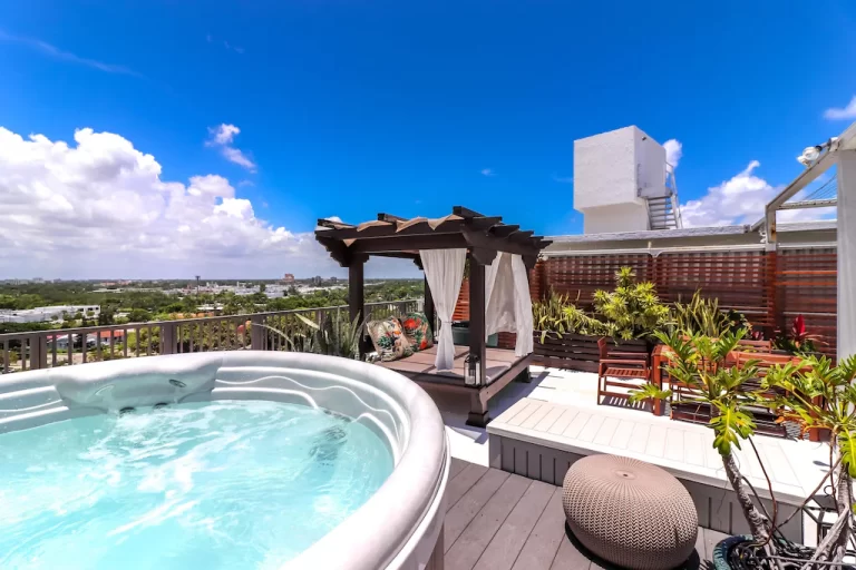 romantic rental with Jacuzzi® tub in Miami