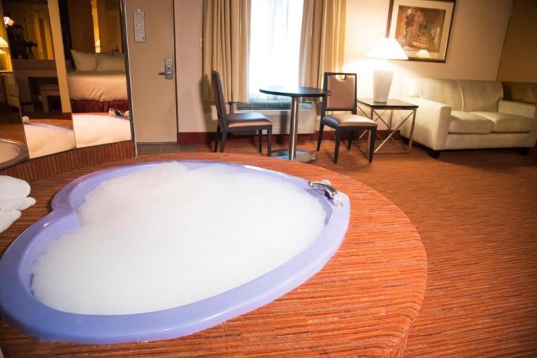 suite with hot tub Mount Pocono