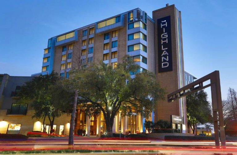 hotel with jacuzzi in room in dallas