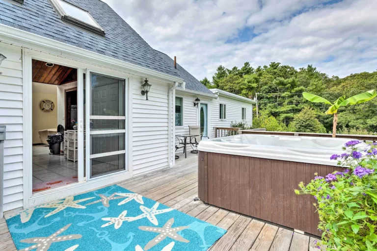 vacation home in Cape Cod with Jacuzzi tub
