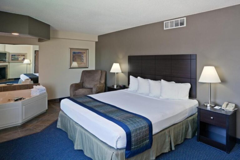 AmericInn by Wyndham Lincoln Sout suite with hot tub
