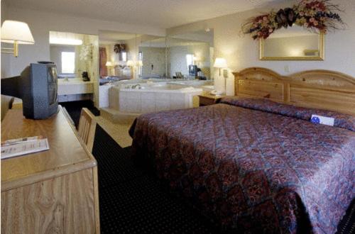Americas Best Value Inn & Suites in Murfreesboro spa bath suite