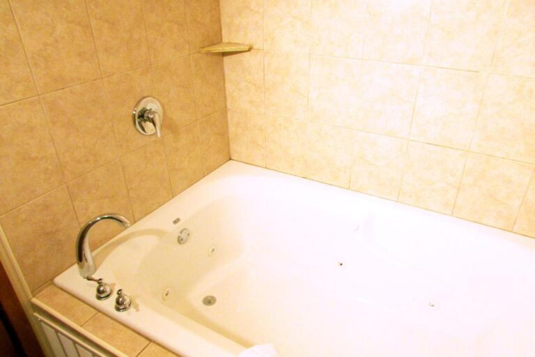 Arbors at Island Landing Hotel & Suites jetted tub