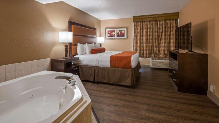 Best Western Crossroads of the Bluffs suite with hot tub