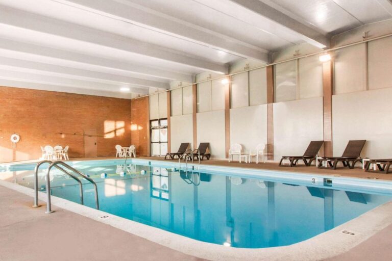 Comfort Inn & Suites Omaha pool