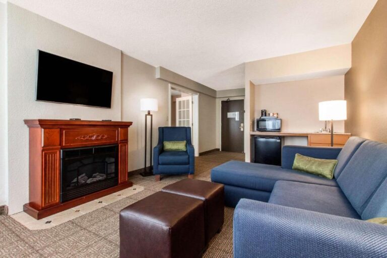 Comfort Inn & Suites Omaha suite with fireplace