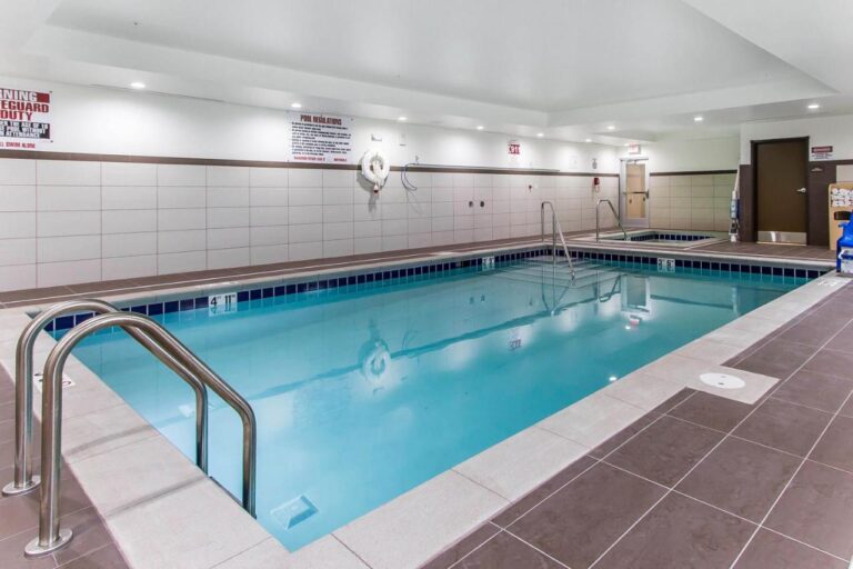 Comfort Suites West Omaha indoor pool
