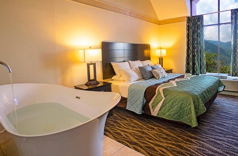 Country Cascades Waterpark Resort suite with spa bath