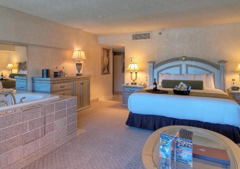Eldorado Resort Casino at THE ROW spa bath in room