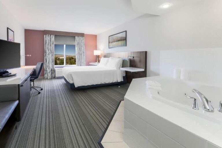 Hilton Garden Inn Reno suite with hot tub