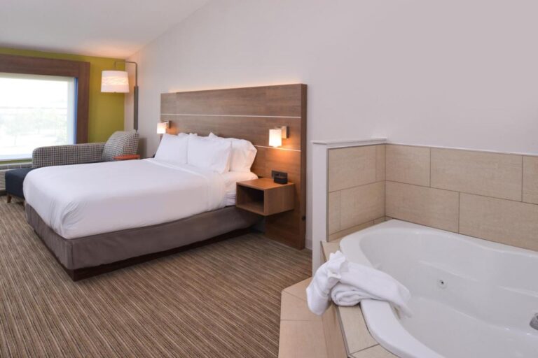 Holiday Inn Express & Suites - Omaha suite