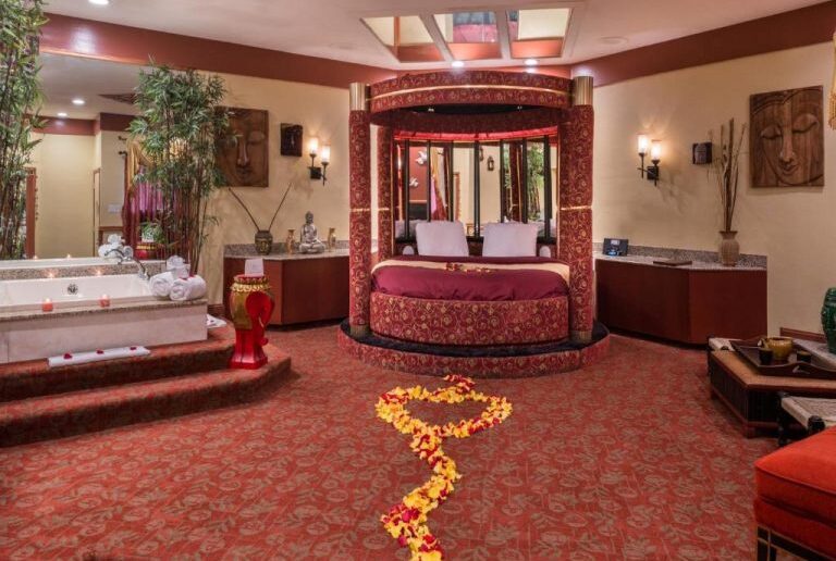 romantic room with hot tub in Philadelphia