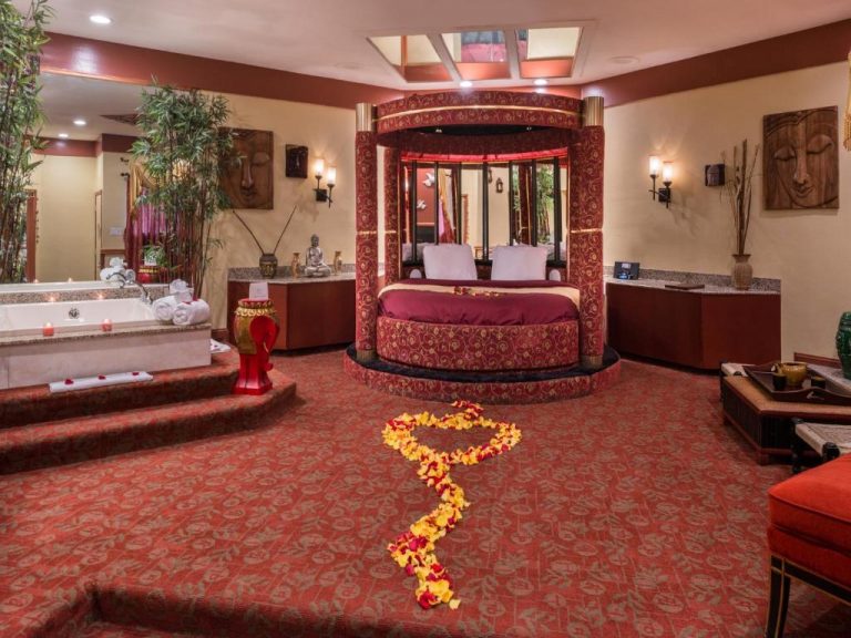 romantic room with hot tub in Philadelphia