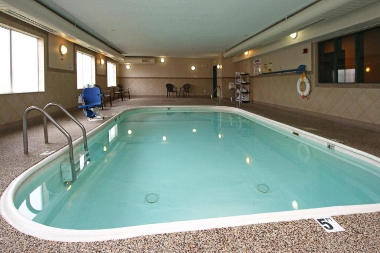 New Victorian Inn & Suites Lincoln indoor pool