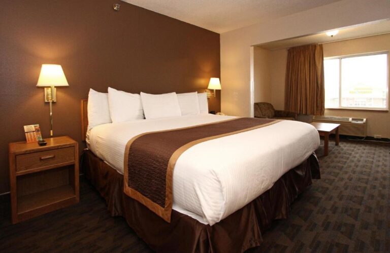 New Victorian Inn & Suites Lincoln king room with whirpool