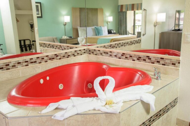 Pigeon River Inn heartshape hot tub