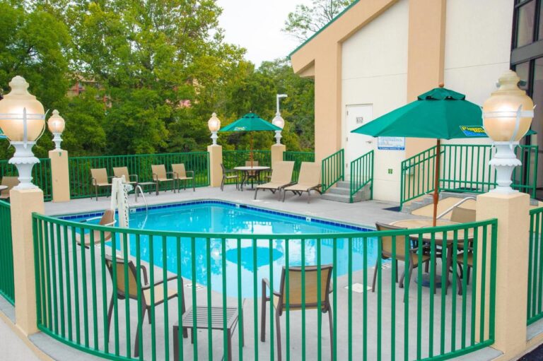 Pigeon River Inn pool