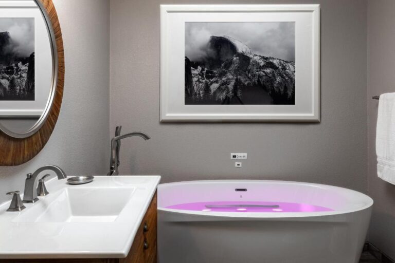 Purple Orchid Resort & Spa room with spa bath