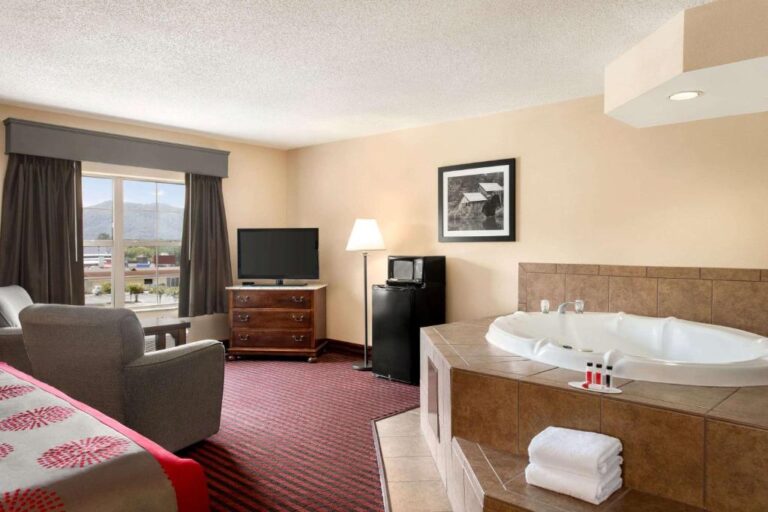 Ramada by Wyndham Pigeon Forge North room with hot tub