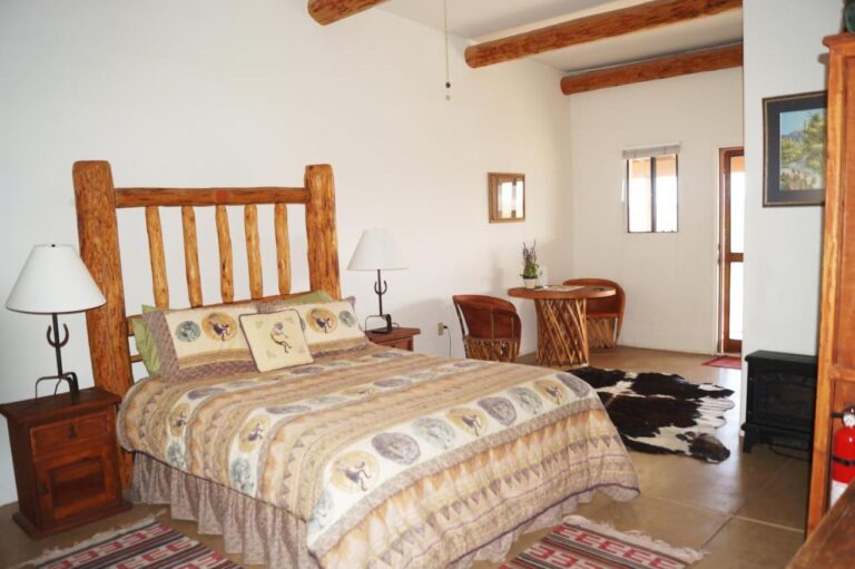 Rancho Milagro Bed & Breakfast room