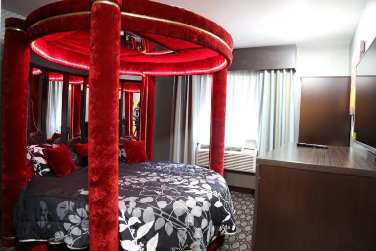 Red Carpet Inn Elmwood suite