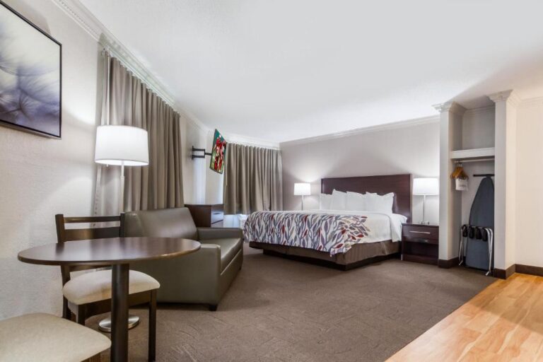 Red Roof Inn & Suites Omaha suite room one