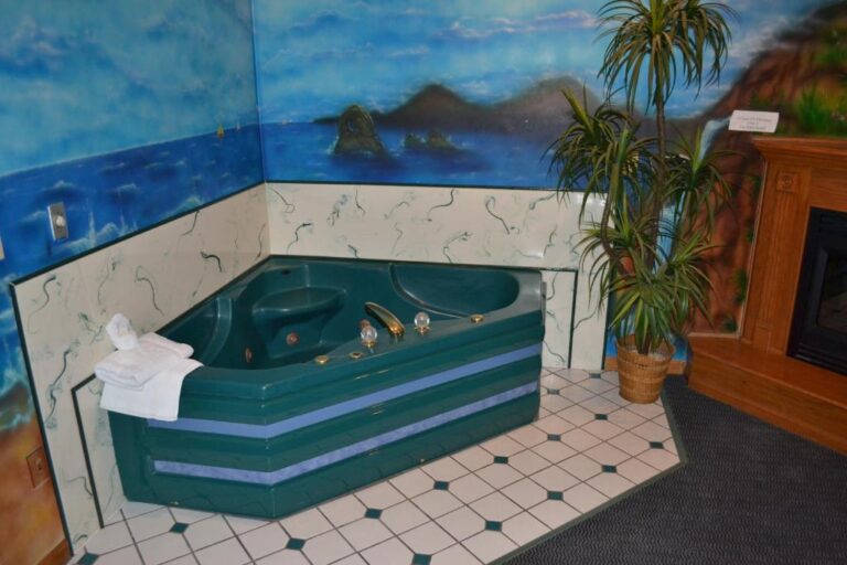 Relax Inn Motel and Suites Omaha jetted tub