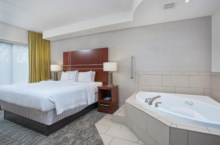 SpringHill Suites Pigeon Forge suite