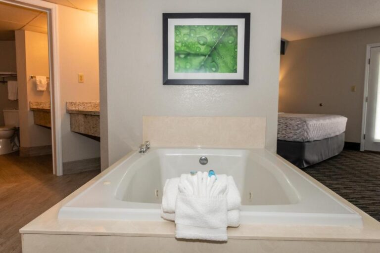 Twin Mountain Inn & Suites suite room with hot tub