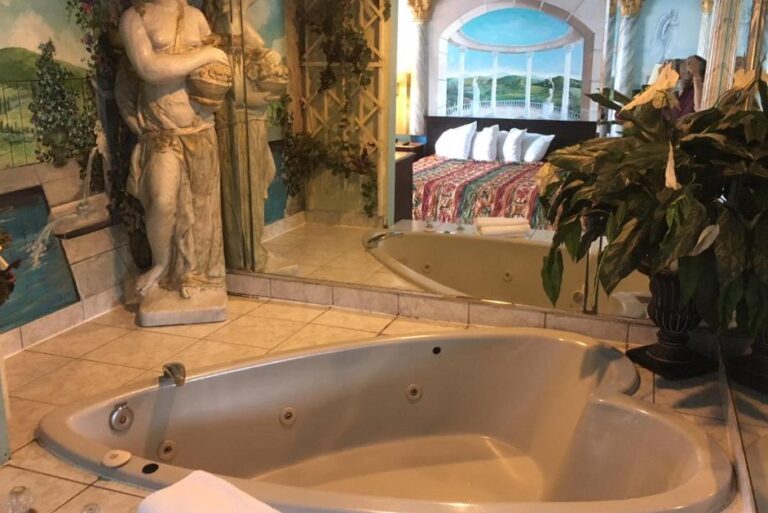 accommodation for couples in New Jersey with hot tub 2