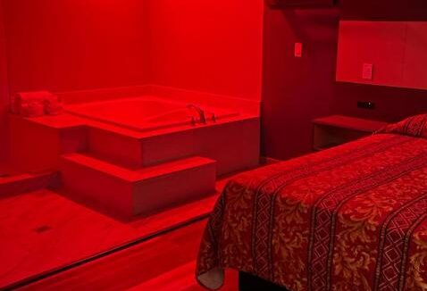 accommodation with hot tub in room in Los Angeles