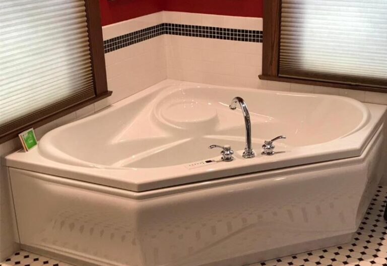 accommodation with hot tubs in Madison