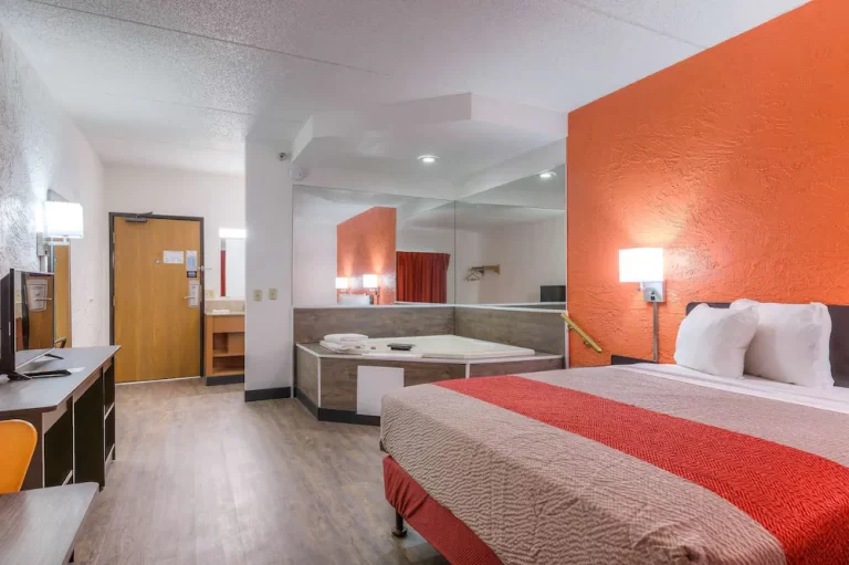 bridgeview motel jacuzzi suite in chicago