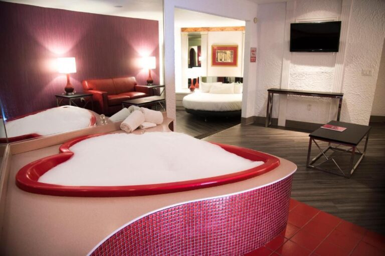 cove resort poconos romantic jacuzzi suite