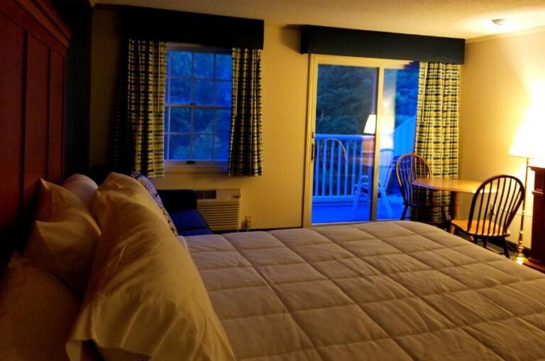 cozy hotel in New Hampshire for couples vacation