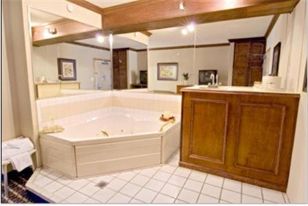 cozy hotel rooms in Pennsylvania with hot tub