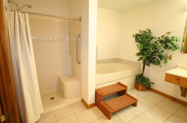cozy hotel with spa bath in New Hampshire