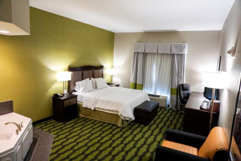 hampton inn niagara falls - hotel with jacuzzi in room