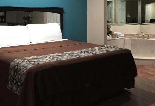 hotel for couples in Houston with spa bath 3