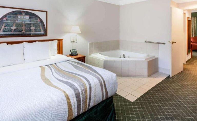 hotel for couples in Madison with spa bath in room