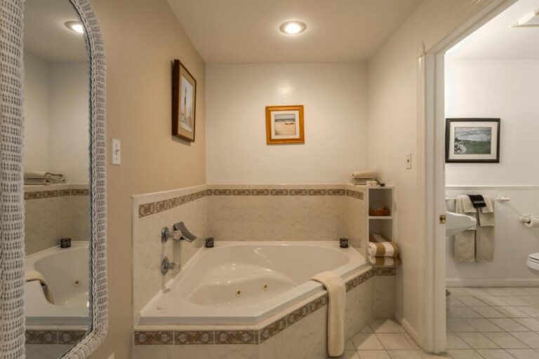 hotel for couples in New Jersey with hot tub in room