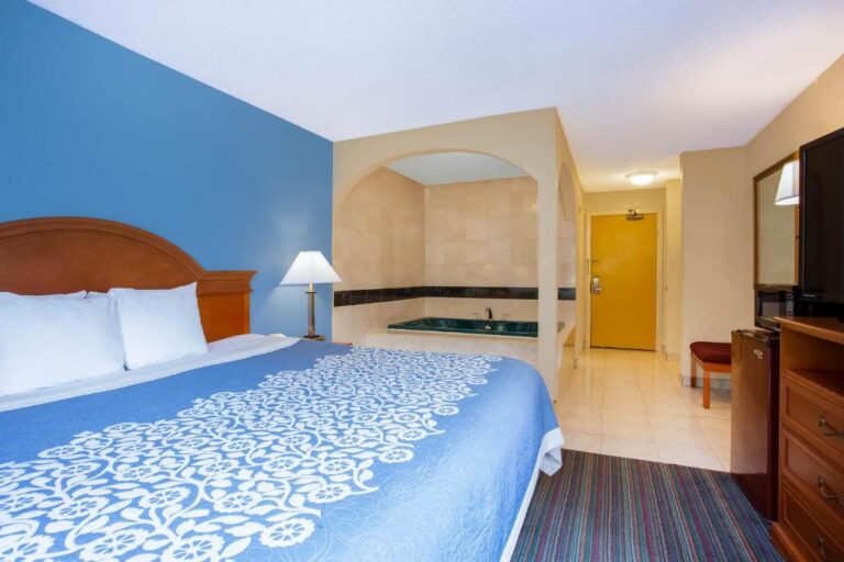 hotel for couples in Philadelphia with hot tub in room 2