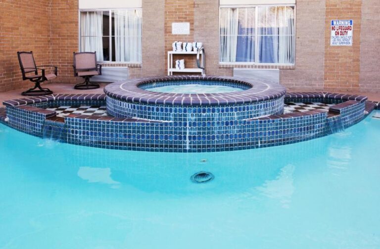 hotel in Kansas with hot tub