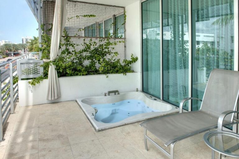 hotel in Miami for couples with hot tub